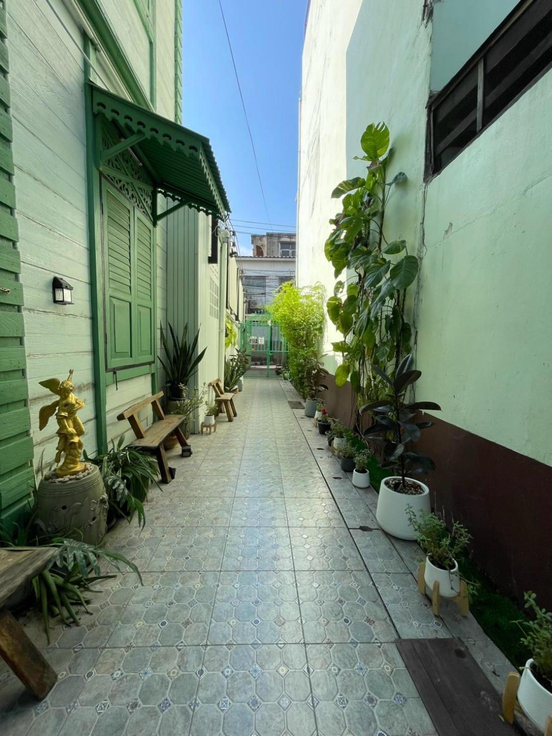 Green Teak House Bangkok Exterior photo