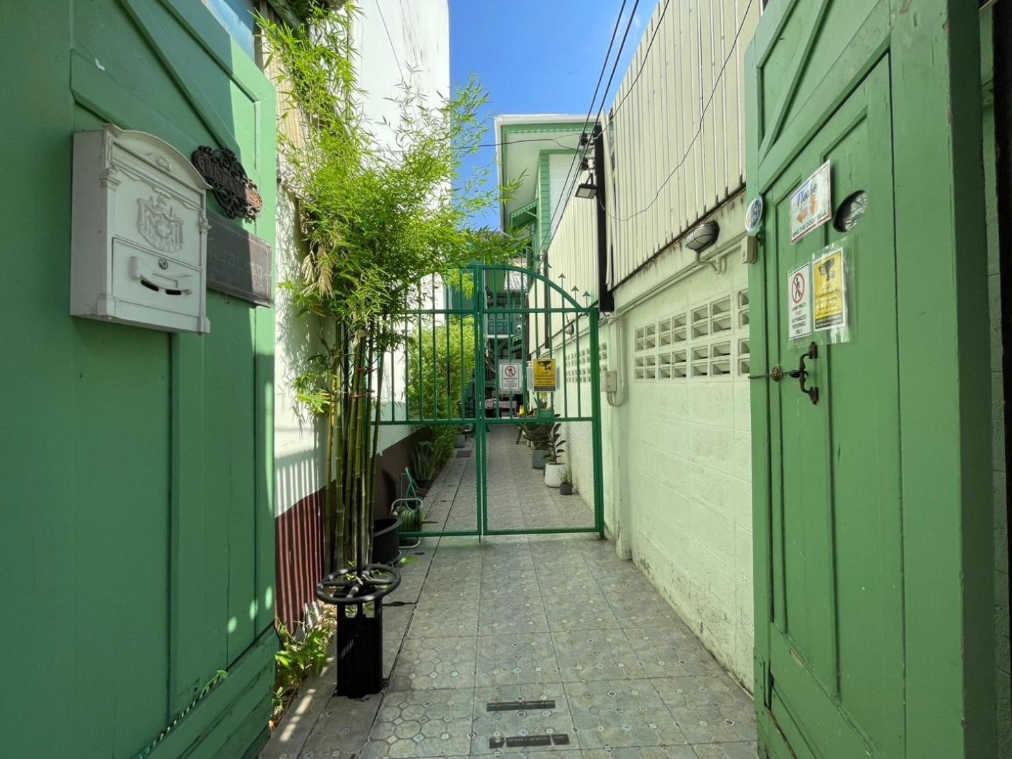 Green Teak House Bangkok Exterior photo